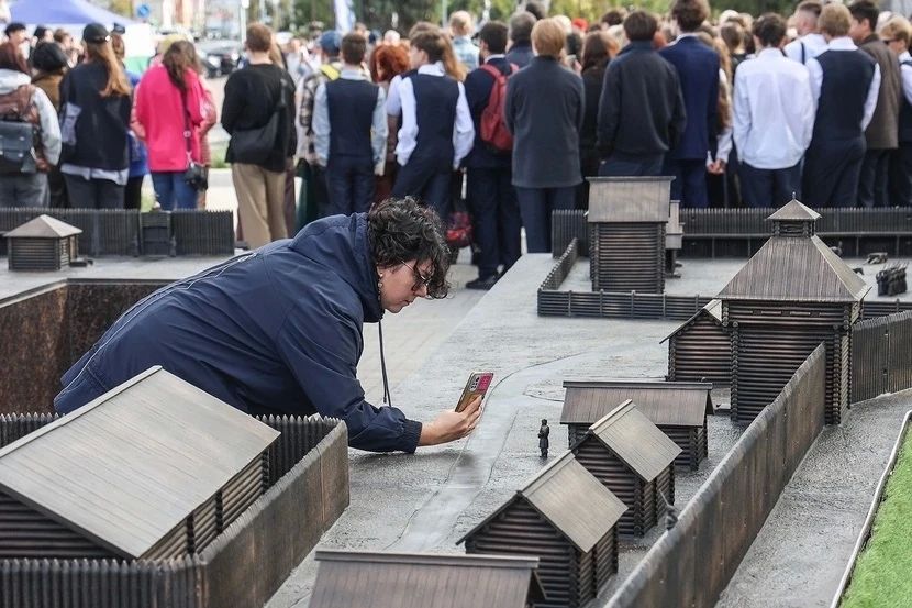 На Исторической площади областного центра состоялось торжественное открытие макета Тюменского острога На Исторической площади областного центра состоялось торжественное открытие макета Тюменского острога