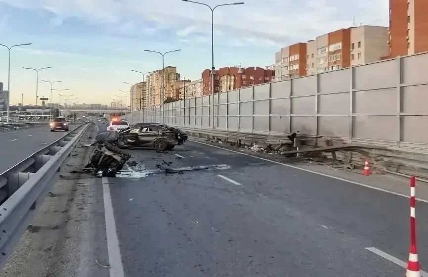 Автомобиль «Тойота» сегодня рано утром въехал в металлическое ограждение на развязке улиц Широтной и Мельникайте в Тюмени Автомобиль «Тойота» сегодня рано утром въехал в металлическое ограждение на развязке улиц Широтной и Мельникайте в Тюмени