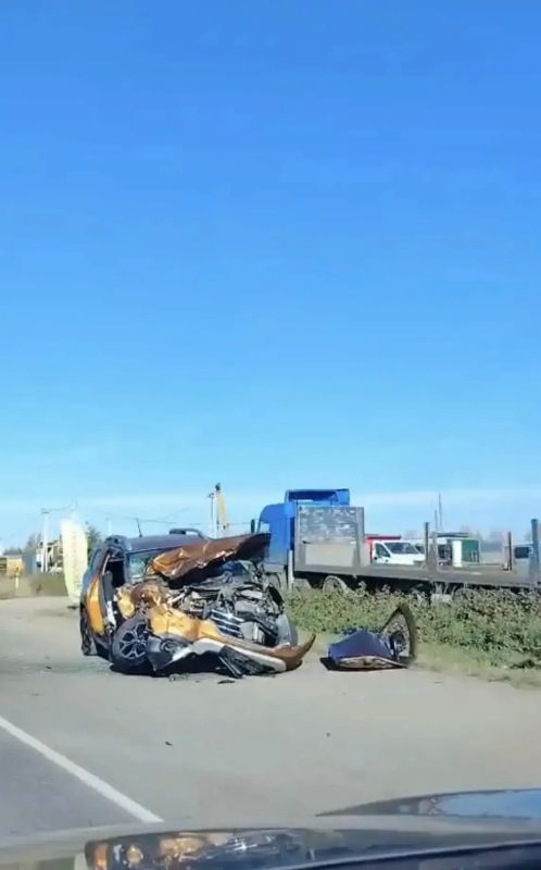 На Велижанском тракте 27 сентября Renault Duster столкнулся с большегрузом — удар был такой силы, что спасателям ТОСЭР пришлось вырезать пассажирку из искорёженного салона На Велижанском тракте 27 сентября Renault Duster столкнулся с большегрузом — удар был такой силы, что спасателям ТОСЭР пришлось вырезать пассажирку из искорёженного салона