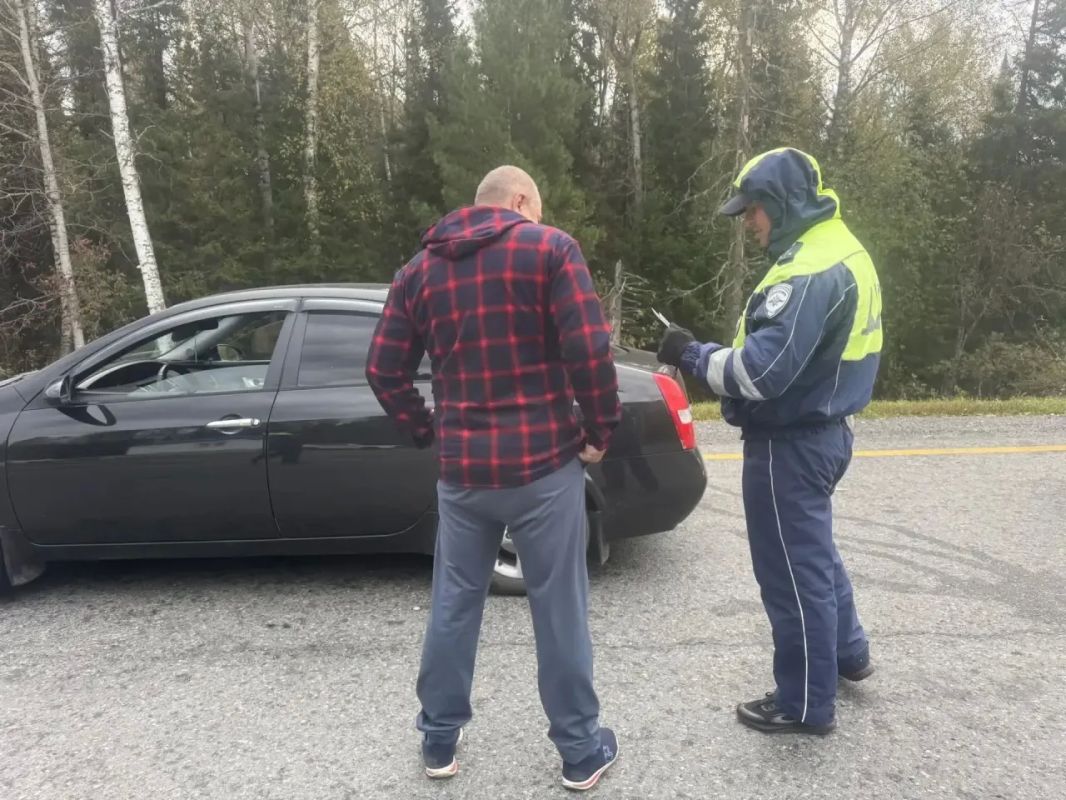 наряды спецвзвода полка ДПС Госавтоинспекции несут службу на федеральной автодороге Тюмень-Ханты-Мансийск в Уватском округе