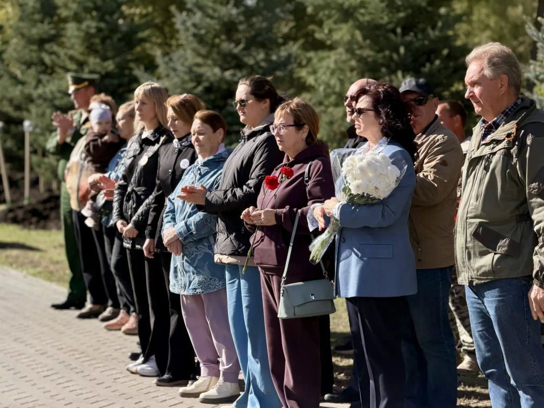 10 новых елей появились на Площади Памяти в Тюмени
