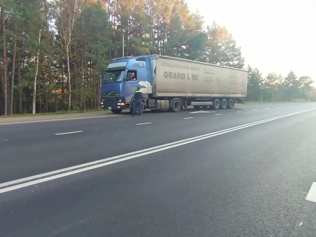 Два наряда специализированного взвода полка ДПС Госавтоинспекции Тюменской области несут службу на аварийных участках федеральной автодороги Тюмень-Ханты-Мансийск в Тобольском округе Два наряда специализированного взвода полка ДПС Госавтоинспекции Тюменской области несут службу на аварийных участках федеральной автодороги Тюмень-Ханты-Мансийск в Тобольском округе