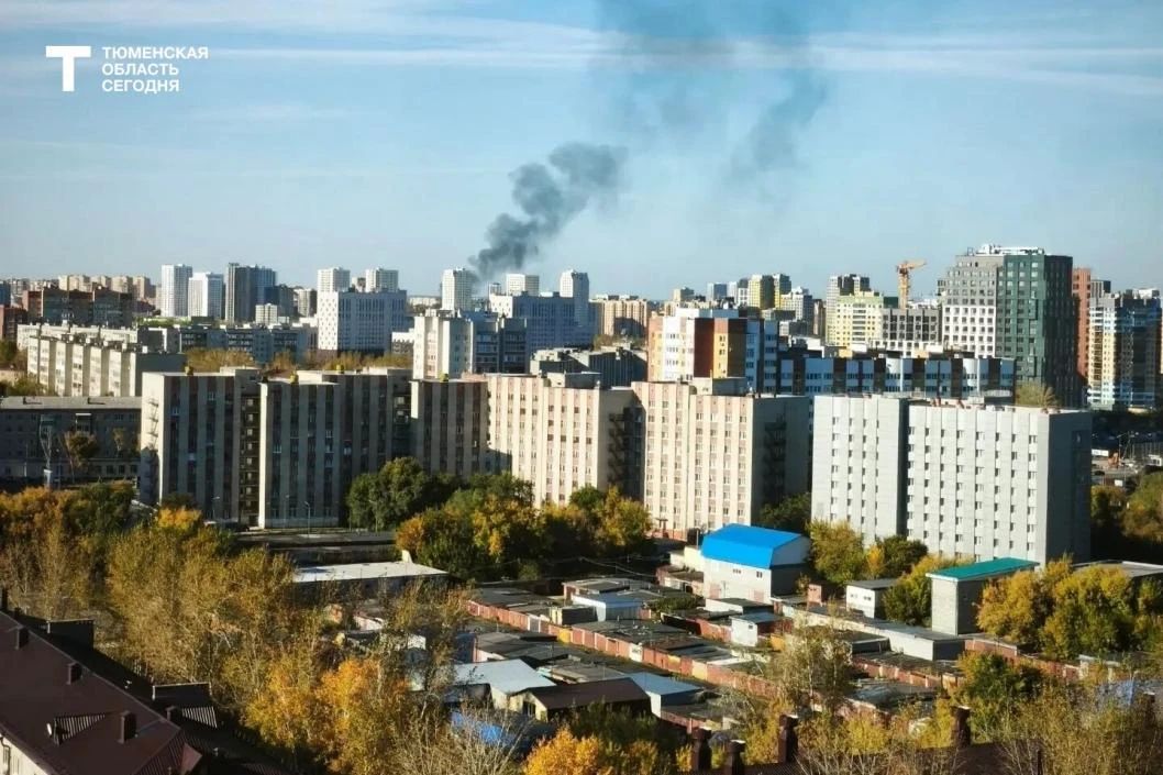 На улице Магаданской в Тюмени горит здание