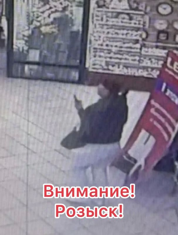 Сотрудники отдела полиции № 7 УМВД России по г. Тюмени устанавливают личность женщины, которая 27 сентября, в ТЦ «Континент», расположенном по ул. Червишевский тракт, д. 23, похитила с полки отдела для обуви сотовый телефон