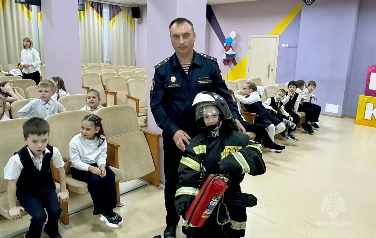 В Тюмени сотрудники МЧС России и Росгвардии провели урок для школьников В Тюмени сотрудники МЧС России и Росгвардии провели урок для школьников