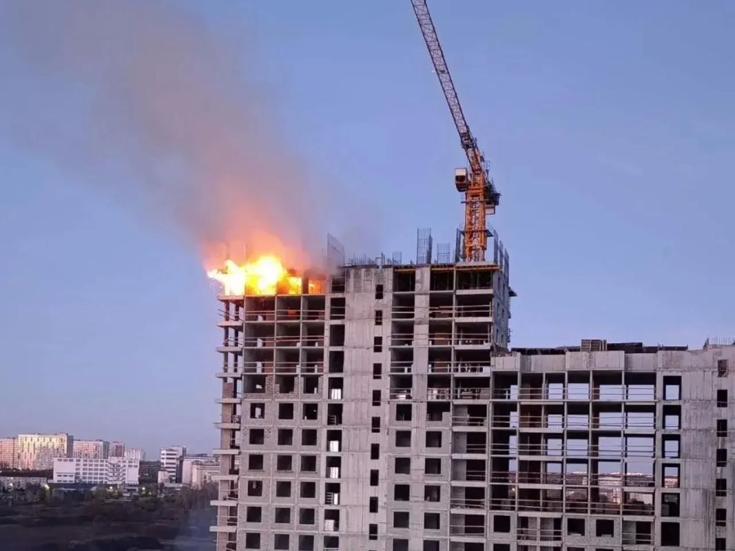 На стройке на 17-ом этаже утром тюменцы наблюдали огонь