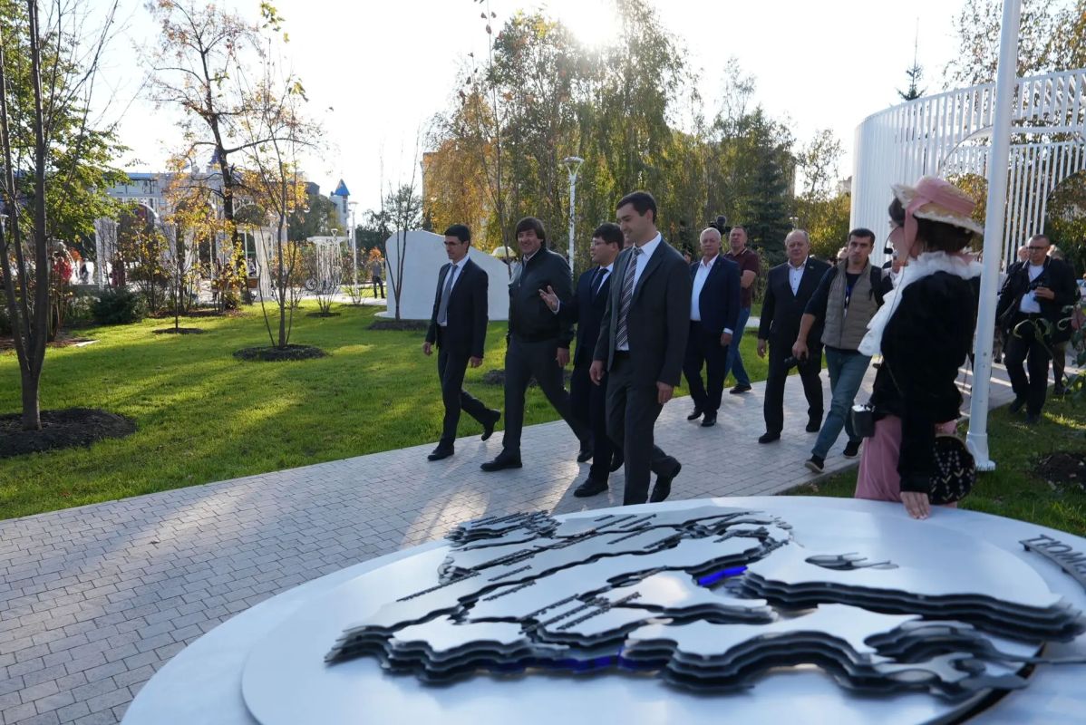 Под звуки духового оркестра в Тюмени открыли обновлённую площадь Борцов Революции Под звуки духового оркестра в Тюмени открыли обновлённую площадь Борцов Революции