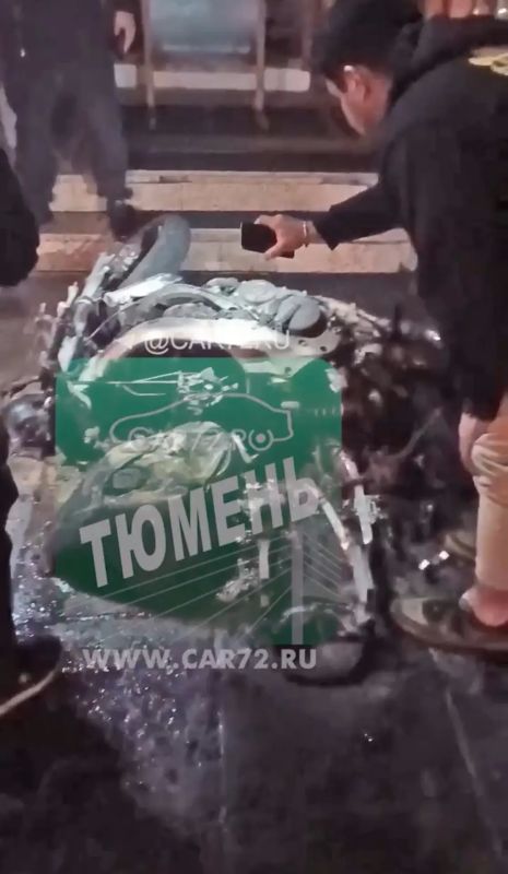 После столкновения с такси в центре Тюмени загорелся мотоцикл После столкновения с такси в центре Тюмени загорелся мотоцикл