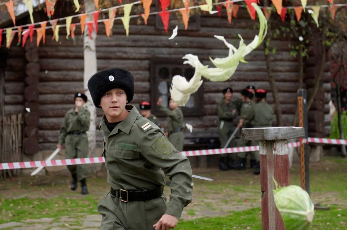 Гости «Ялуторовского острога» угостились капустными пельменями и порубили кочаны Гости «Ялуторовского острога» угостились капустными пельменями и порубили кочаны