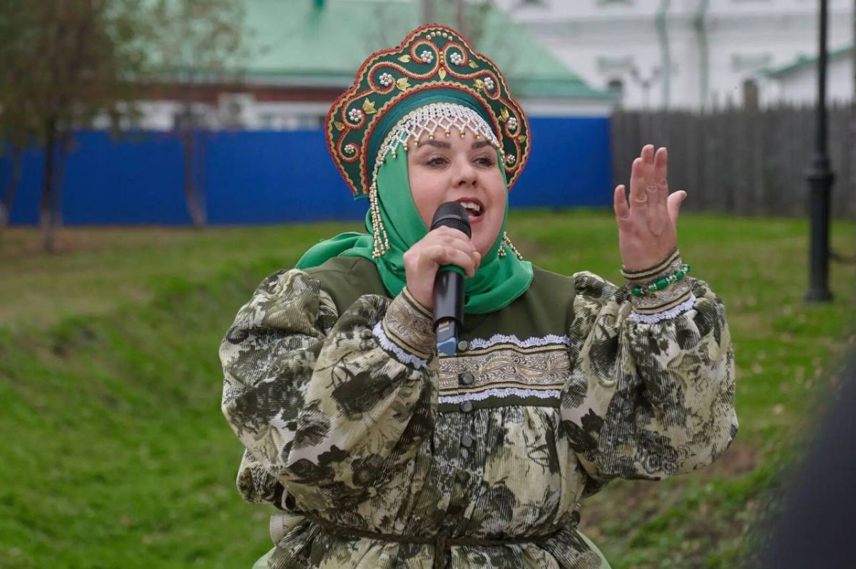 Гости «Ялуторовского острога» угостились капустными пельменями и порубили кочаны