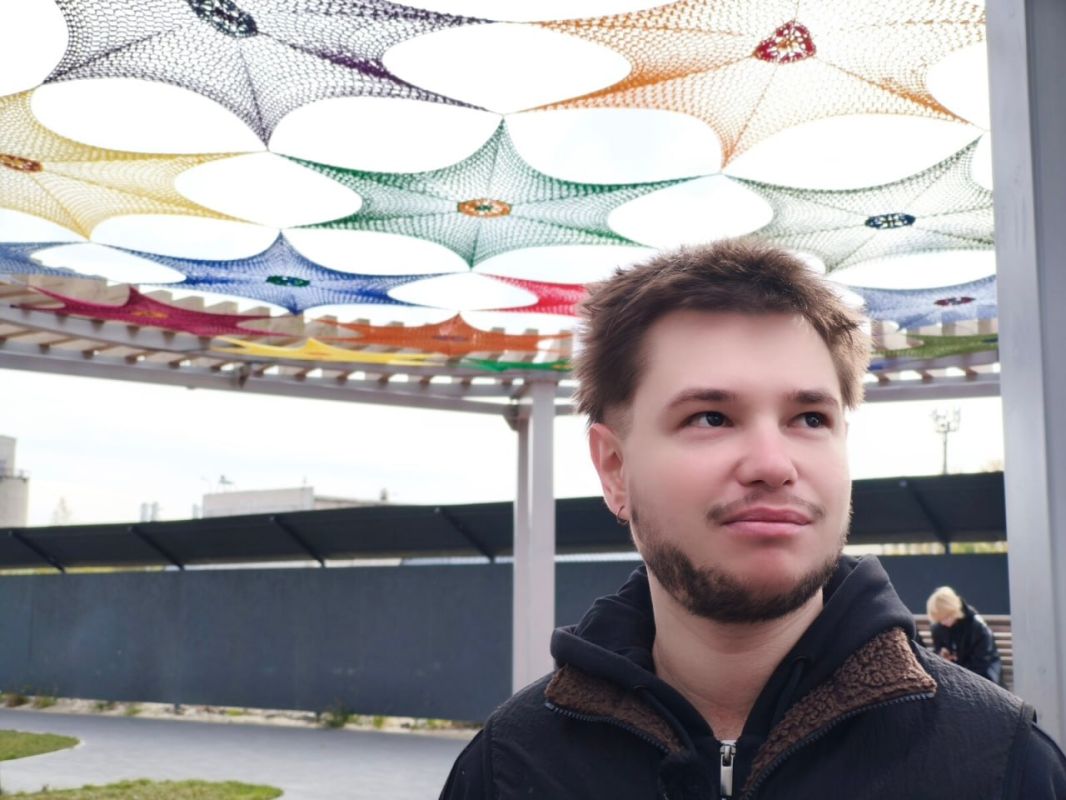 В Тюмени над качелями установили вязаный арт-объект в форме цветка В Тюмени над качелями установили вязаный арт-объект в форме цветка