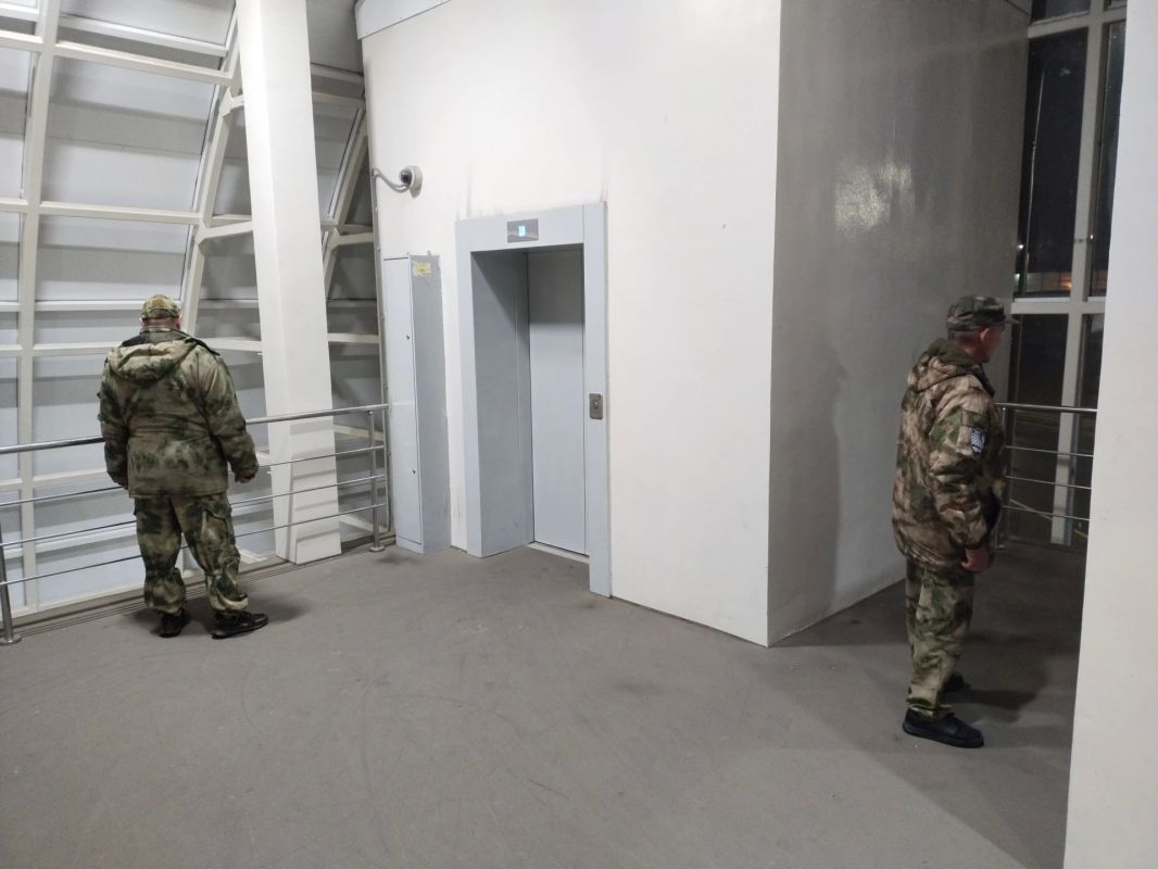Патрулирование усилено В связи с участившимися фактами вандализма, порчи имущества и нарушениями санитарно-эпидимиологических норм сотрудники службы безопасности МБУ «Тюменьгормост» проводят дополнительное патрулирование... Патрулирование усилено В связи с участившимися фактами вандализма, порчи имущества и нарушениями санитарно-эпидимиологических норм сотрудники службы безопасности МБУ «Тюменьгормост» проводят дополнительное патрулирование...