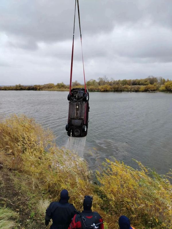 В Казанском округе спасатели ТОСЭР достали из реки затонувший автомобиль с погибшей женщиной