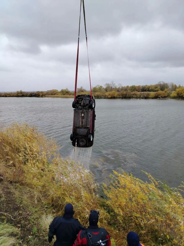 Водолазные работы. 5 октября в Ишимский поисковоспасательный отряд поступило сообщение о пропавшей женщине: она уехала из дома на автомобиле и не вернулась