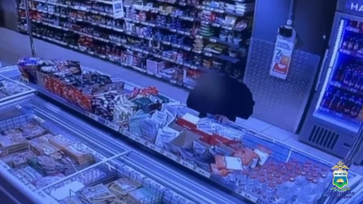 02В отдел полиции № 4 УМВД России по г. Тюмени обратились представители сетевого магазина, которые сообщили о том, что неизвестный похитил продукты питания и алкогольные напитки