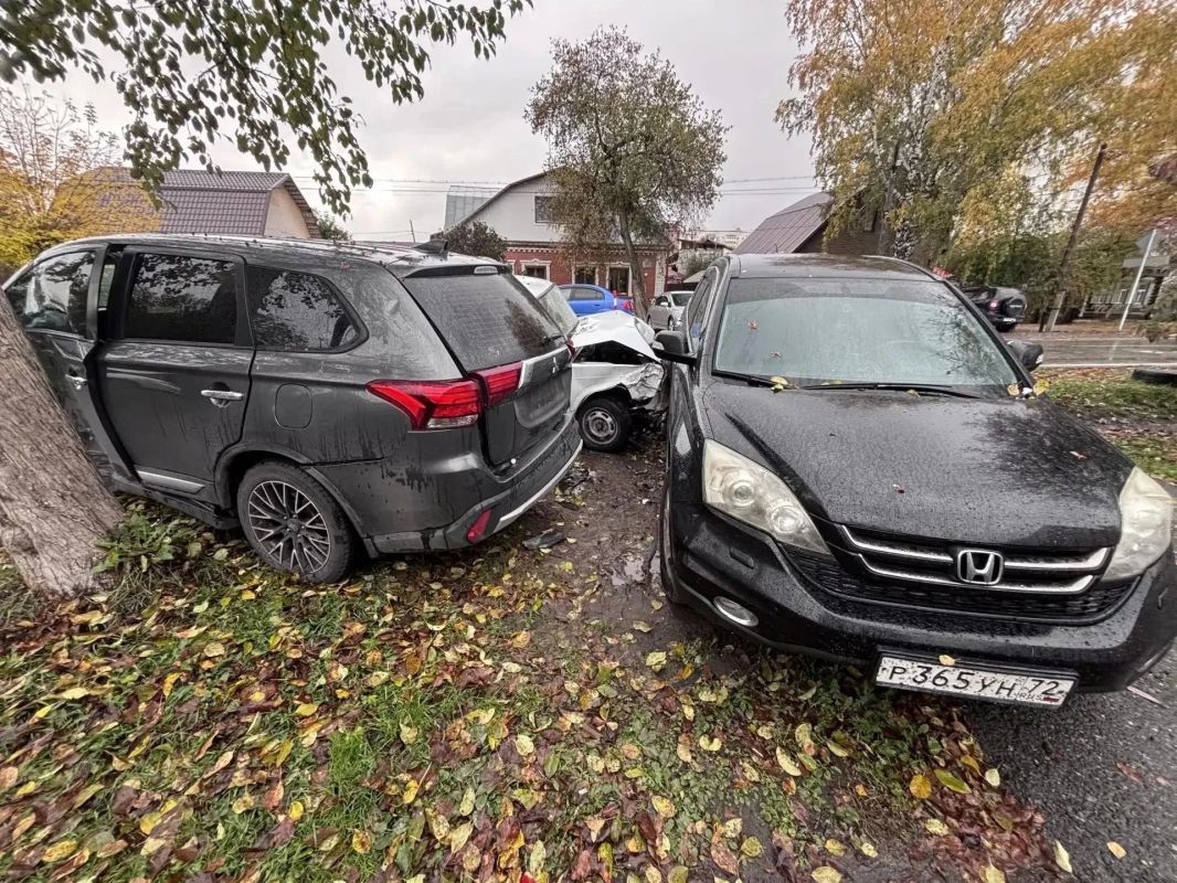 Пьяный водитель без ВУ на «ВАЗе» въехал в две припаркованные машины в Тюмени: пострадал ребенок Пьяный водитель без ВУ на «ВАЗе» въехал в две припаркованные машины в Тюмени: пострадал ребенок