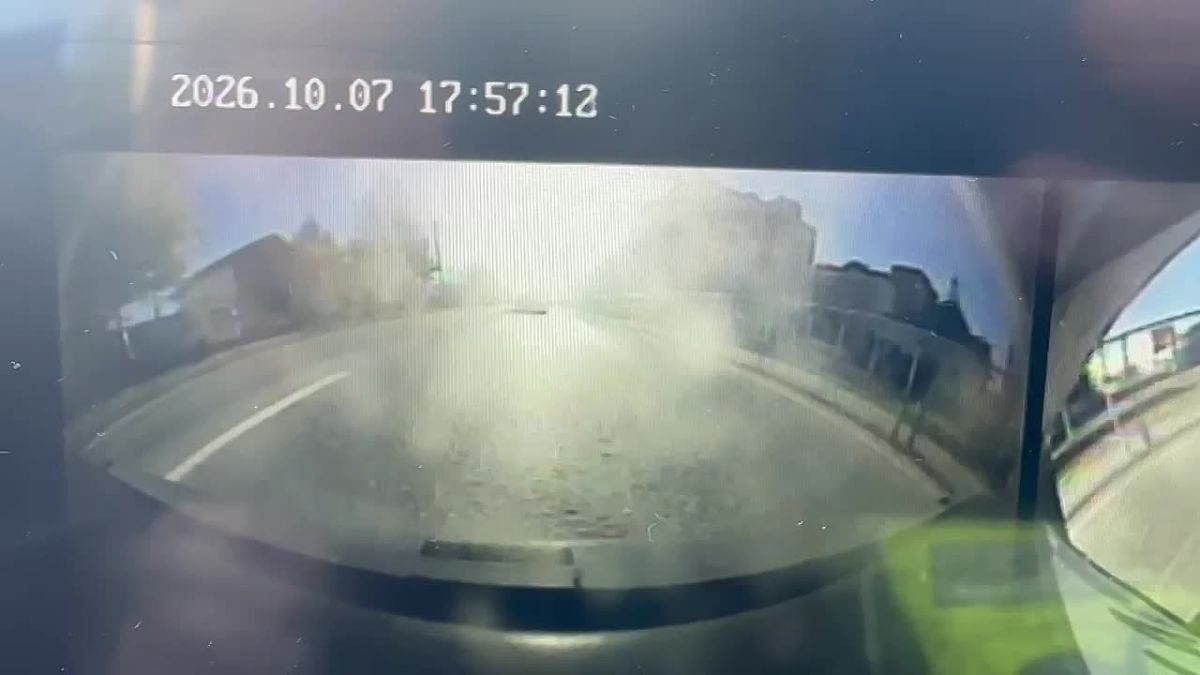 Впервые в Тюмени произошла авария с ребенком-"зацепером": юнец сорвался с автобуса