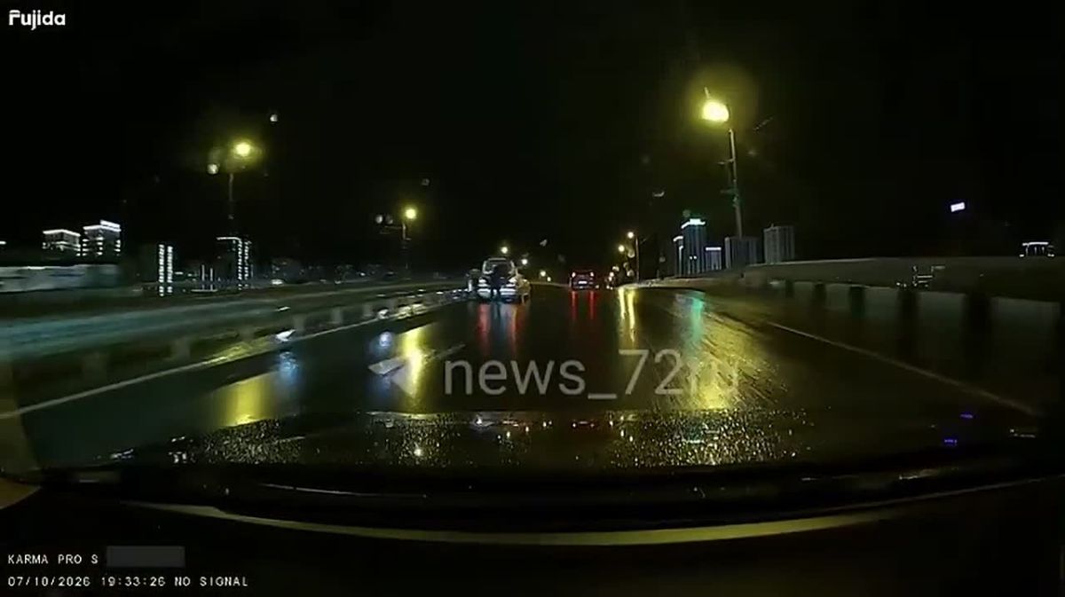 ДТП на Профсоюзном мосту: мужчину прижало к авто при ударе