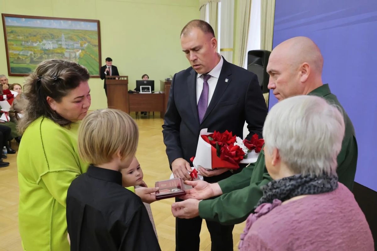 Сегодня с глубокой скорбью мы передали государственные награды семьям наших земляков, погибших при исполнении воинского долга Сегодня с глубокой скорбью мы передали государственные награды семьям наших земляков, погибших при исполнении воинского долга
