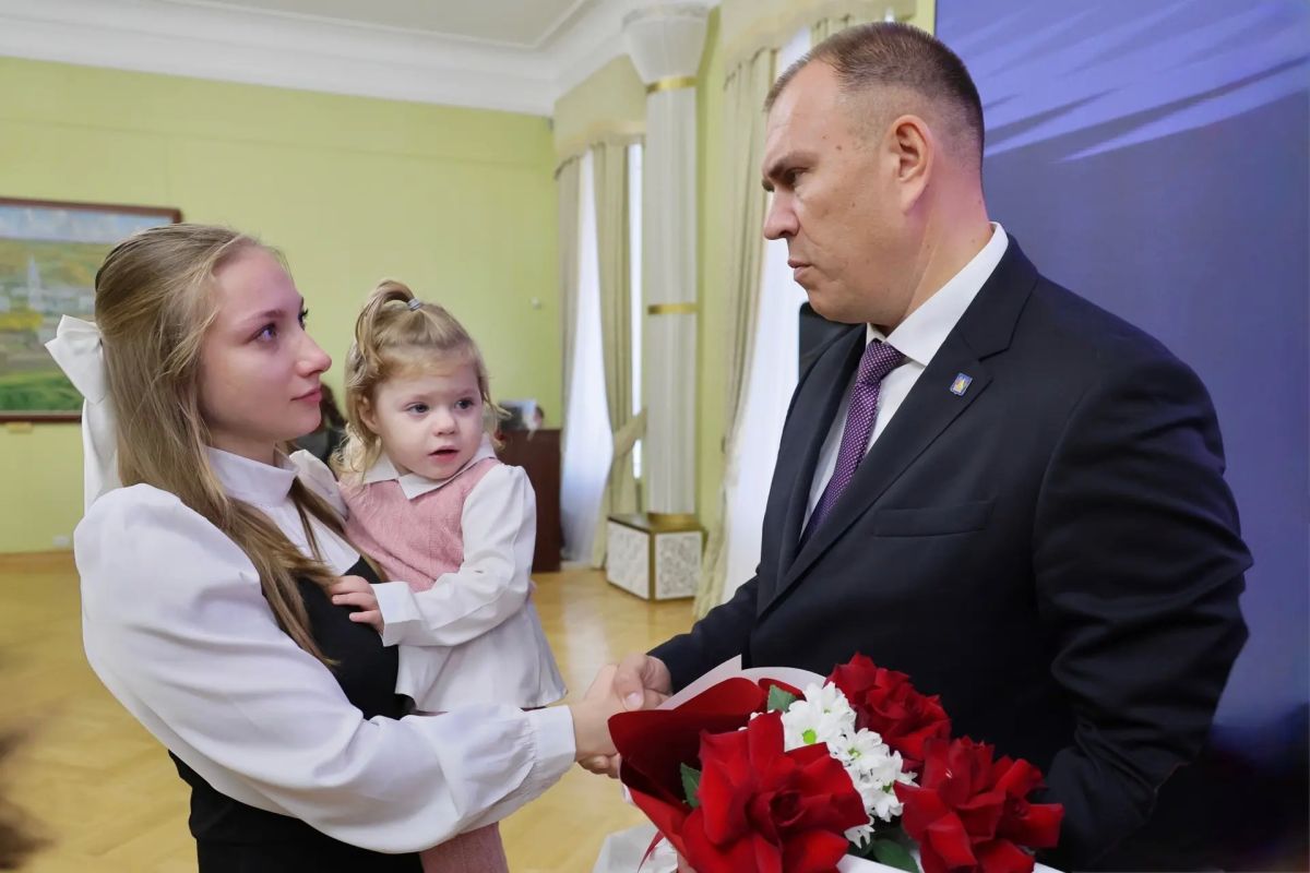 Сегодня с глубокой скорбью мы передали государственные награды семьям наших земляков, погибших при исполнении воинского долга Сегодня с глубокой скорбью мы передали государственные награды семьям наших земляков, погибших при исполнении воинского долга