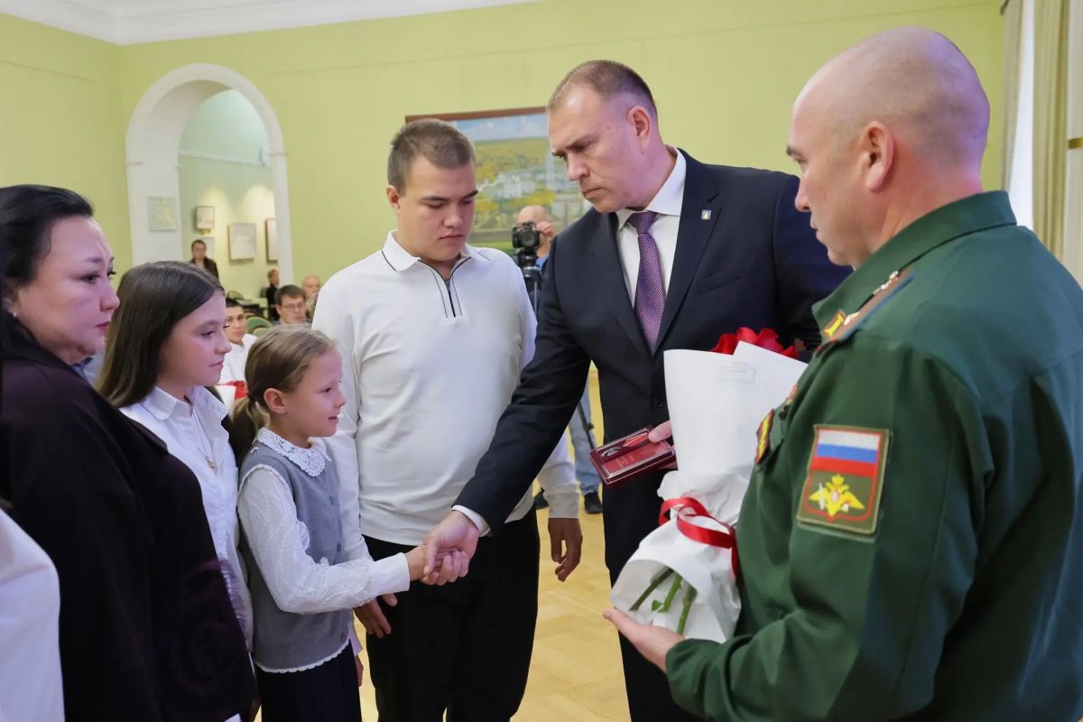 Сегодня с глубокой скорбью мы передали государственные награды семьям наших земляков, погибших при исполнении воинского долга Сегодня с глубокой скорбью мы передали государственные награды семьям наших земляков, погибших при исполнении воинского долга