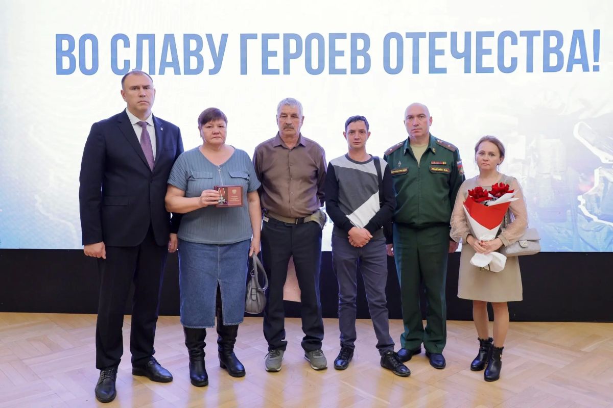 Сегодня с глубокой скорбью мы передали государственные награды семьям наших земляков, погибших при исполнении воинского долга Сегодня с глубокой скорбью мы передали государственные награды семьям наших земляков, погибших при исполнении воинского долга