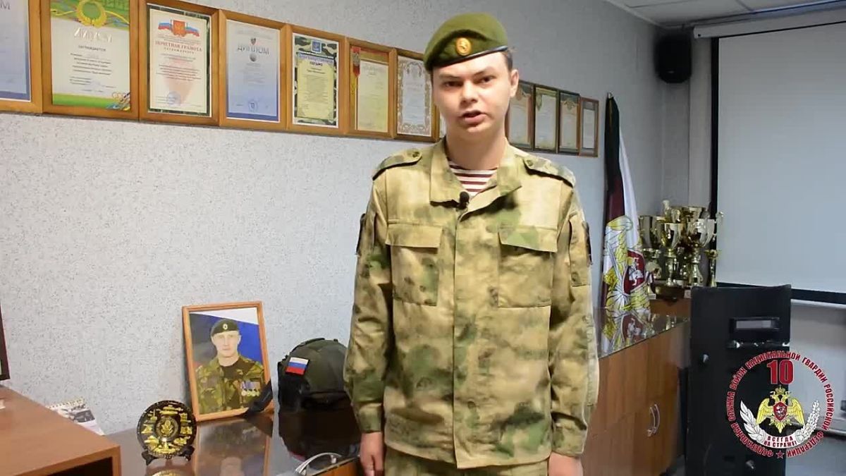 В новом выпуске спецпроекта #ЯРасскажуВамОГерое кадет профильной группы Росгвардии «Феникс» школы № 13 города Тюмени Матвей Нулет рассказывает о подвиге сотрудника регионального СОБР капитана полиции Виктора Николаевича...