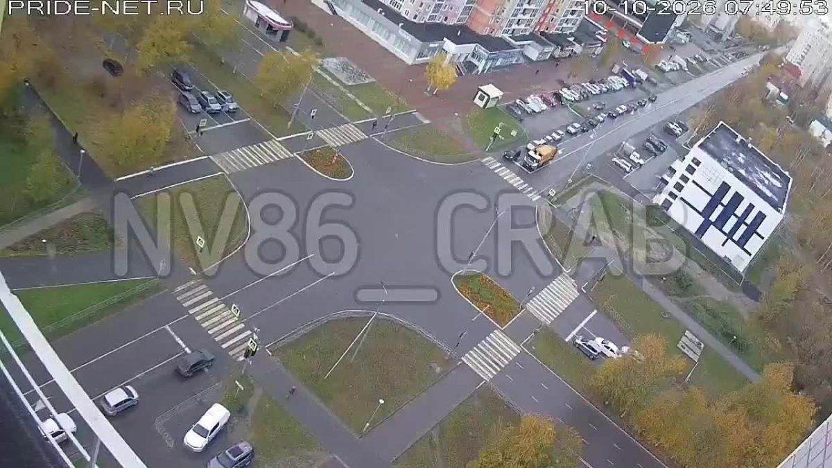 В Нижневартовске мусоровоз въехал на территорию детсада «Ромашка»