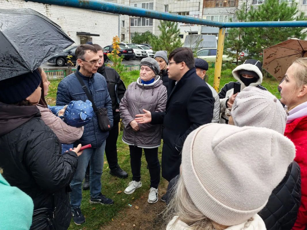 Мгновенная реакция. Сегодня директор департамента ЖКХ Тюменской области Семён Тегенцев участвовал в прямом эфире радио Вести ФМ. В студию позвонила жительница дома по ул. Червишевский тракт, 31 Анна Ровкина Мгновенная реакция. Сегодня директор департамента ЖКХ Тюменской области Семён Тегенцев участвовал в прямом эфире радио Вести ФМ. В студию позвонила жительница дома по ул. Червишевский тракт, 31 Анна Ровкина