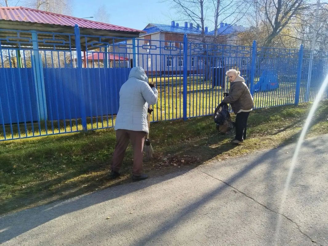 Тобольские библиотекари подают отличный пример! Сотрудники библиотеки №10 вышли на субботник в микрорайоне Сумкино