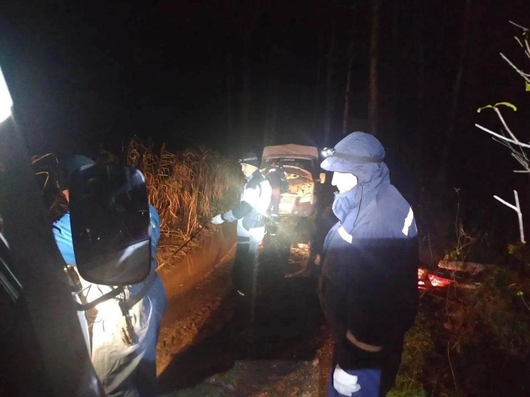 В Тюменском районе спасатели эвакуировали из леса беременную девушку и её спутника