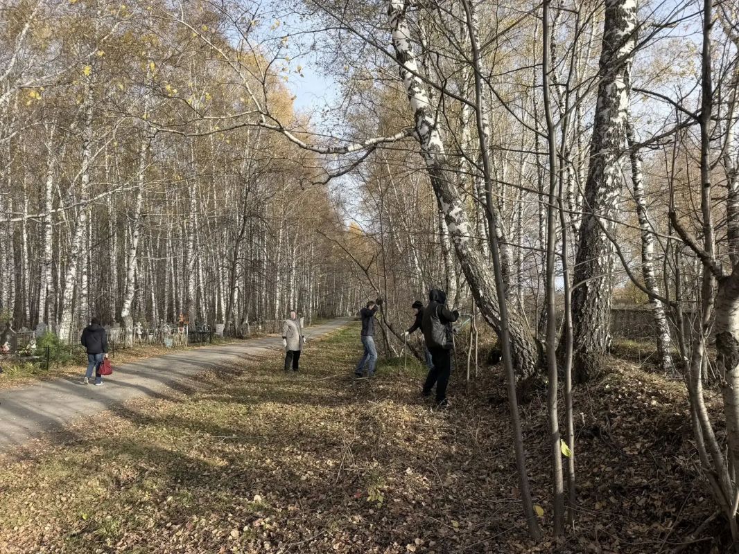 Забота о памяти: сотрудники Центра городских услуг навели порядок на Завальном кладбище Забота о памяти: сотрудники Центра городских услуг навели порядок на Завальном кладбище