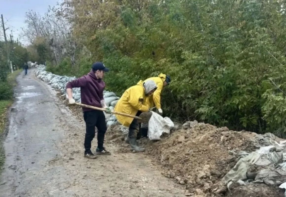 В Тюмени начали разбирать защитные насыпи после паводка