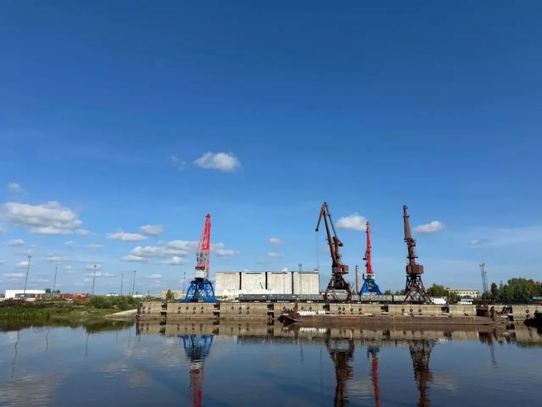 Поздравил Почётного гражданина Тобольска Виктора Владимировича Зырина с Днём рождения Поздравил Почётного гражданина Тобольска Виктора Владимировича Зырина с Днём рождения