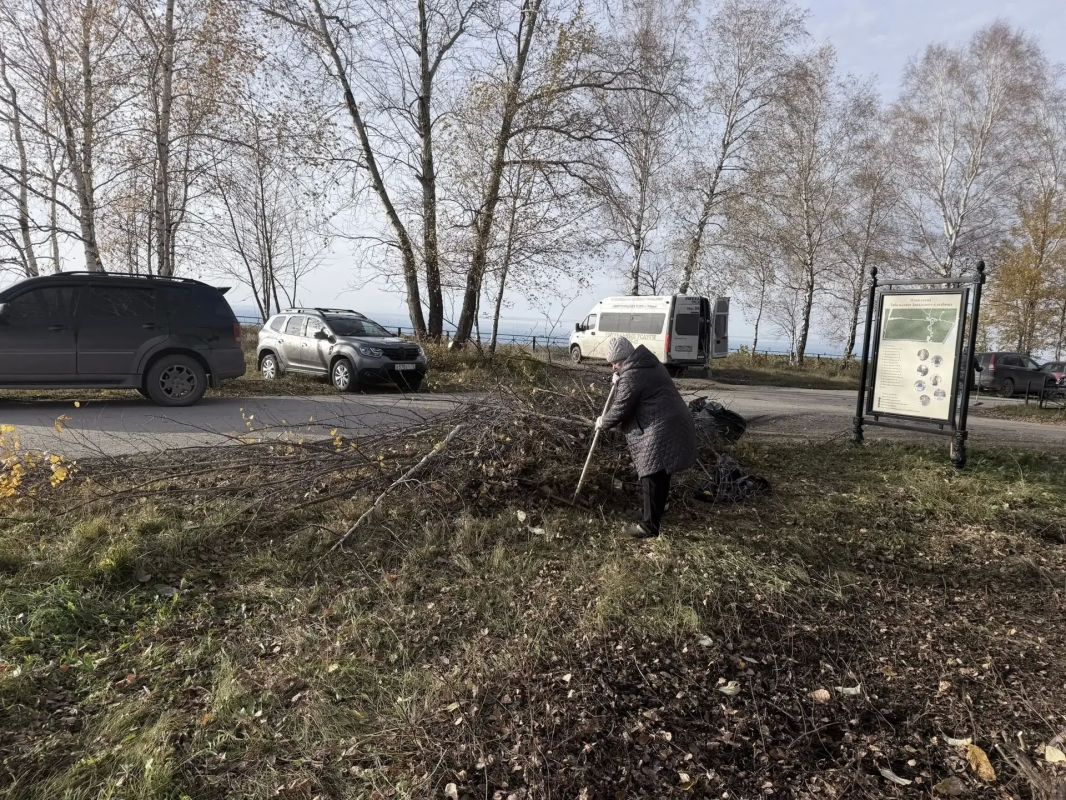 Забота о памяти: сотрудники Центра городских услуг навели порядок на Завальном кладбище Забота о памяти: сотрудники Центра городских услуг навели порядок на Завальном кладбище