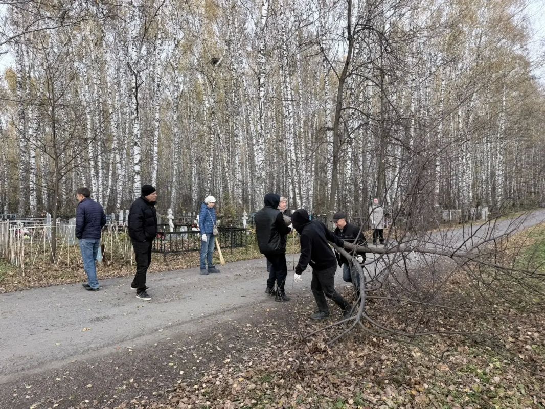 Забота о памяти: сотрудники Центра городских услуг навели порядок на Завальном кладбище Забота о памяти: сотрудники Центра городских услуг навели порядок на Завальном кладбище