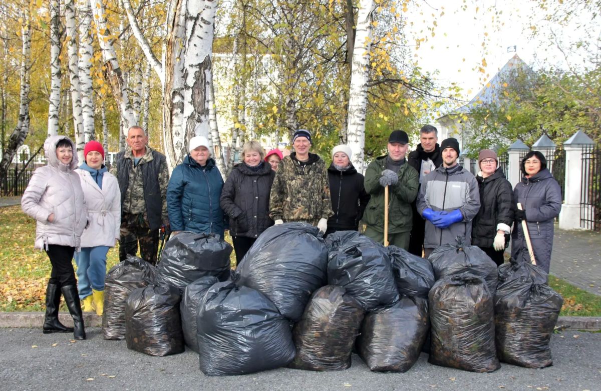 Тобольские учёные провели санитарную очистку территории учреждения