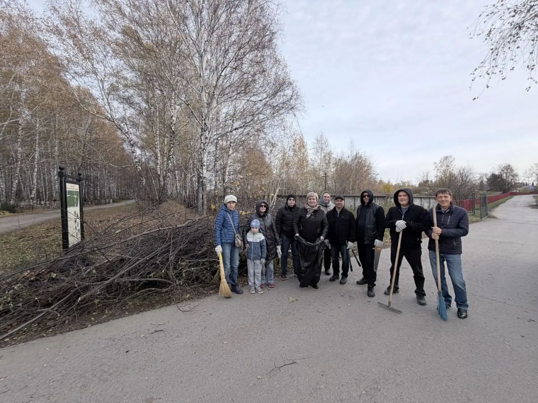 Забота о памяти: сотрудники Центра городских услуг навели порядок на Завальном кладбище Забота о памяти: сотрудники Центра городских услуг навели порядок на Завальном кладбище
