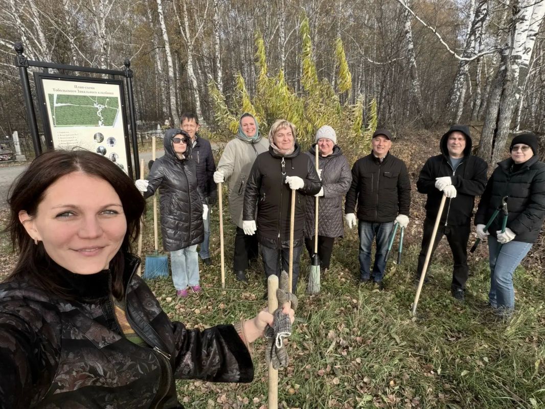 Забота о памяти: сотрудники Центра городских услуг навели порядок на Завальном кладбище