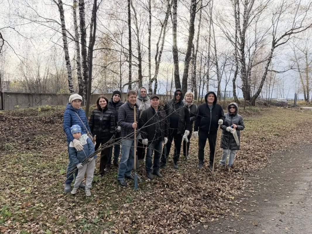 Забота о памяти: сотрудники Центра городских услуг навели порядок на Завальном кладбище Забота о памяти: сотрудники Центра городских услуг навели порядок на Завальном кладбище