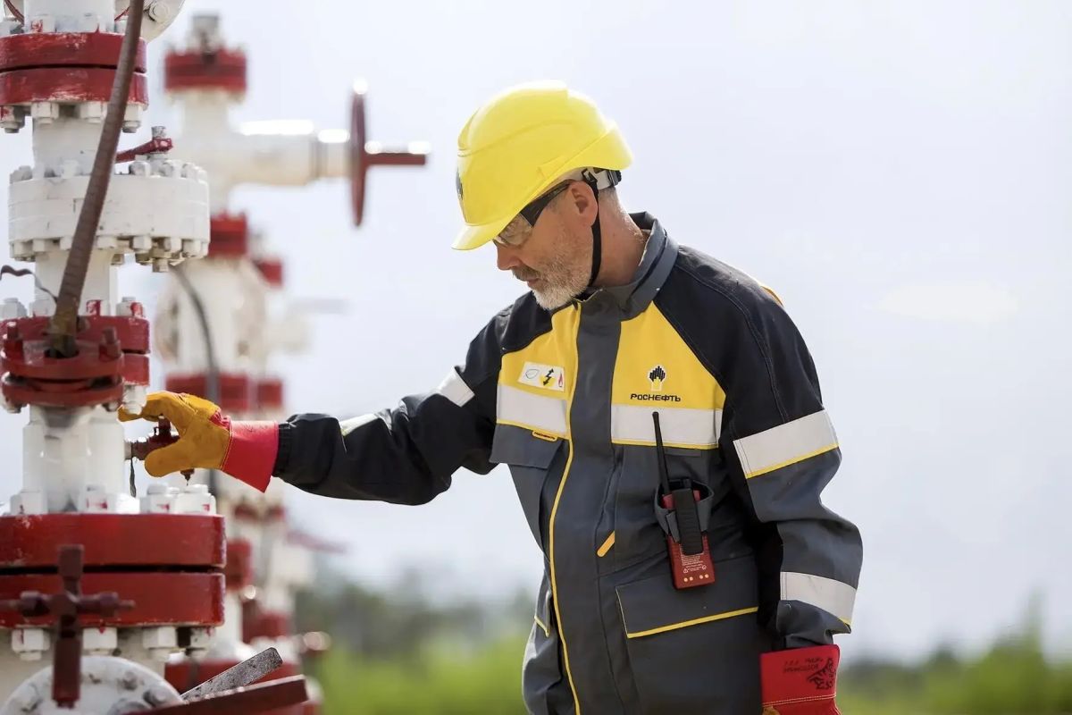 Руслан Кухарук: 65 лет назад Сургутская нефтеразведочная экспедиция под руководством Фармана Салманова открыла Усть-Балыкское месторождение – из скважины Р-62 получен нефтяной фонтан с суточным дебитом 300 тонн Руслан Кухарук: 65 лет назад Сургутская нефтеразведочная экспедиция под руководством Фармана Салманова открыла Усть-Балыкское месторождение – из скважины Р-62 получен нефтяной фонтан с суточным дебитом 300 тонн