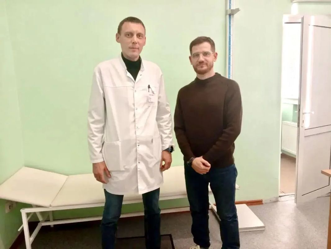 Рука снова в деле — и он снова управляет тепловозом!