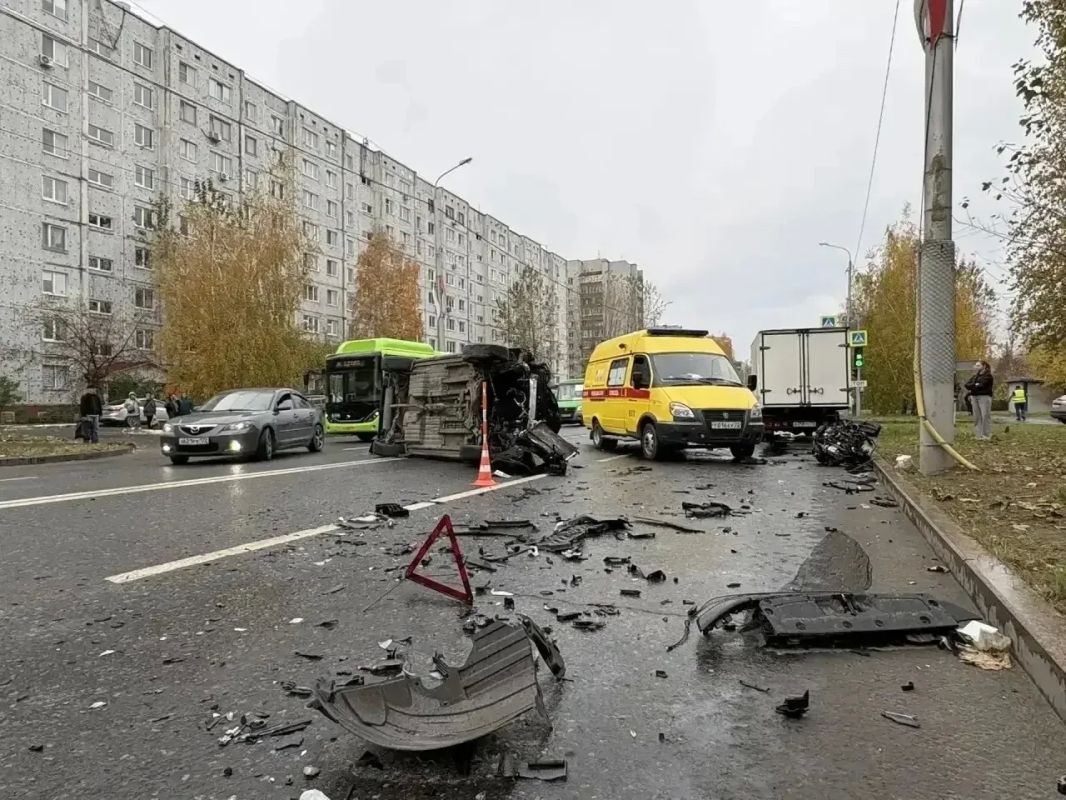 На улице 30 лет Победы, у дома № 116, произошло массовое ДТП с участием четырёх транспортных средств: легковых автомобилей «Чанган», «Форд», «Ниссан» и «Газели» На улице 30 лет Победы, у дома № 116, произошло массовое ДТП с участием четырёх транспортных средств: легковых автомобилей «Чанган», «Форд», «Ниссан» и «Газели»