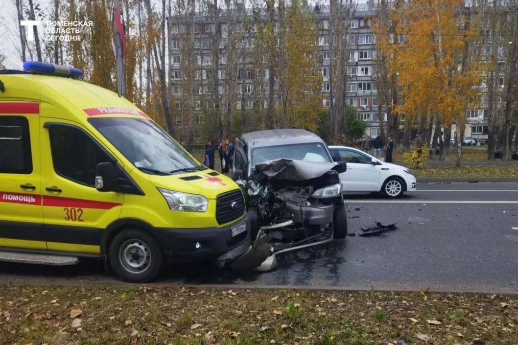 Еще одна авария: на ул. 30 лет Победы в Тюмени перевернулся автомобиль