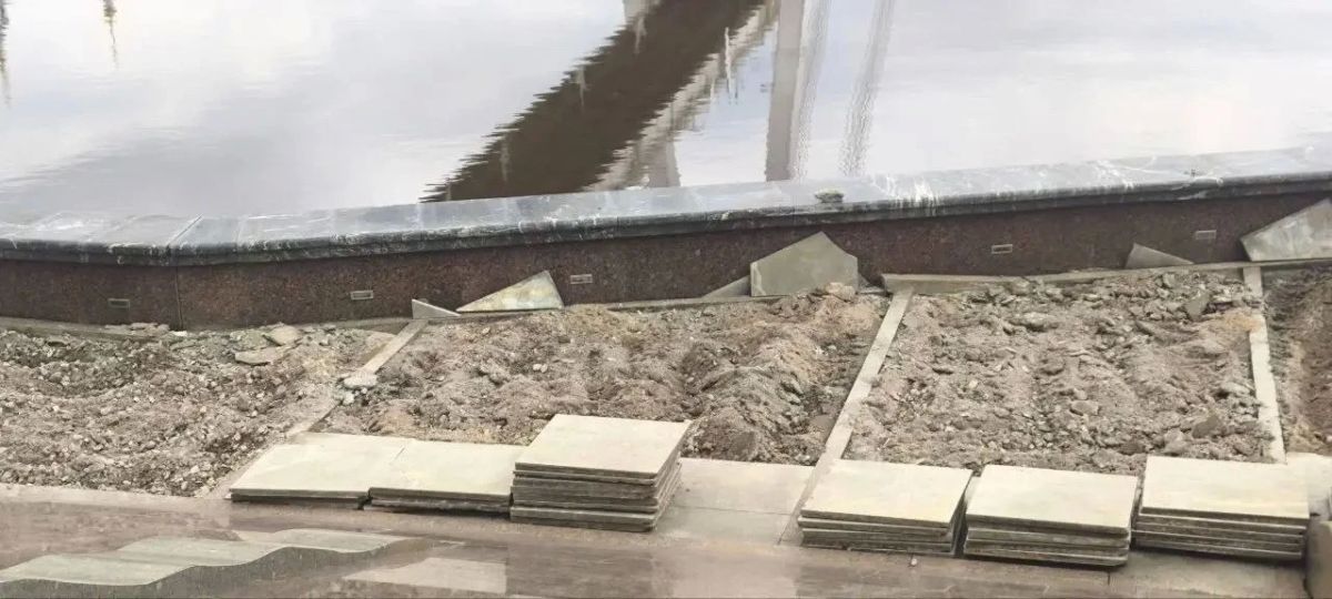Набережную у моста Влюблённых ремонтируют Набережную у моста Влюблённых ремонтируют