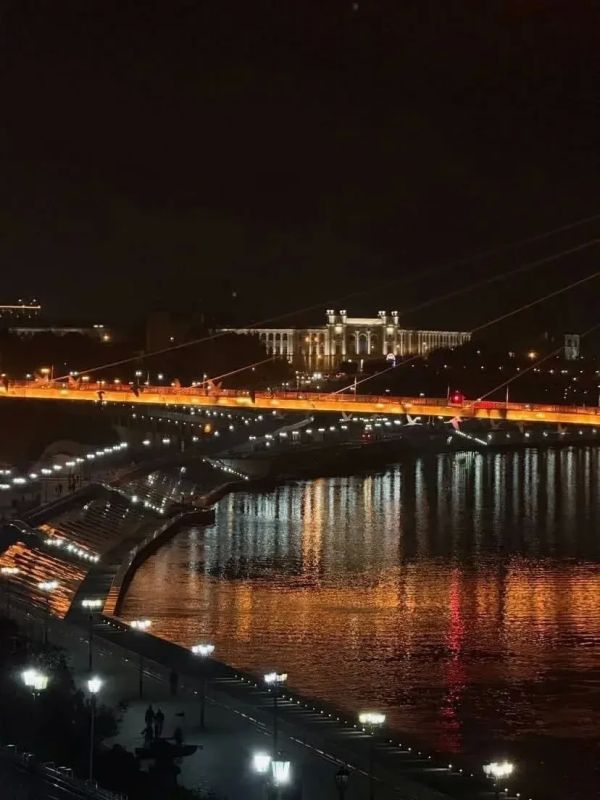 Вечером набережная Тюмени выглядит волшебно — вся в огнях! Вечером набережная Тюмени выглядит волшебно — вся в огнях!