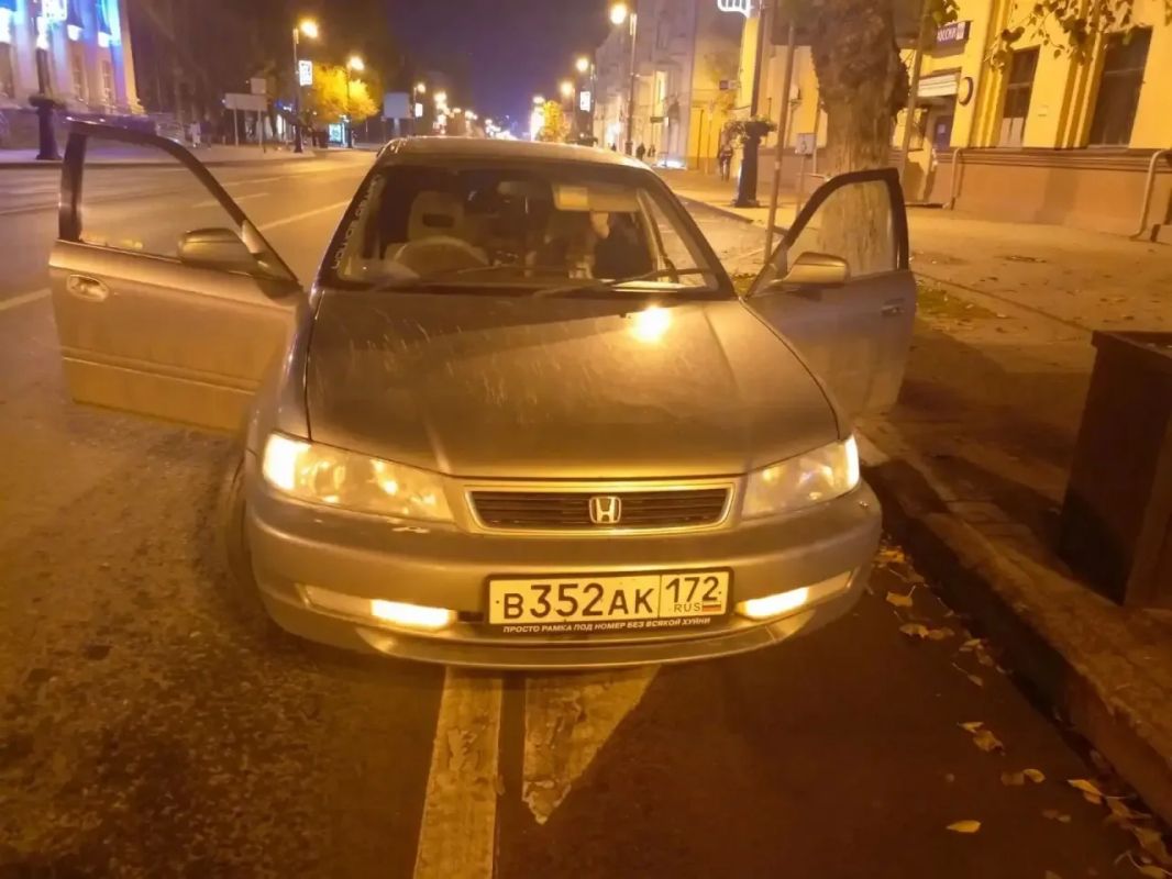 Тюменские водители массово сняли незаконную тонировку в центре Тюмени Тюменские водители массово сняли незаконную тонировку в центре Тюмени