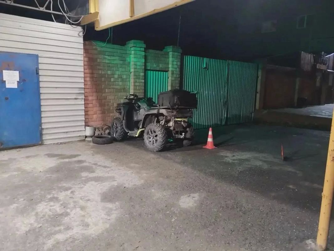 В Тюменской области пьяный подросток на квадроцикле врезался в забор В Тюменской области пьяный подросток на квадроцикле врезался в забор