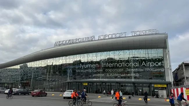 В тюменском аэропорту Рощино монтажник упал с высоты 13 метров