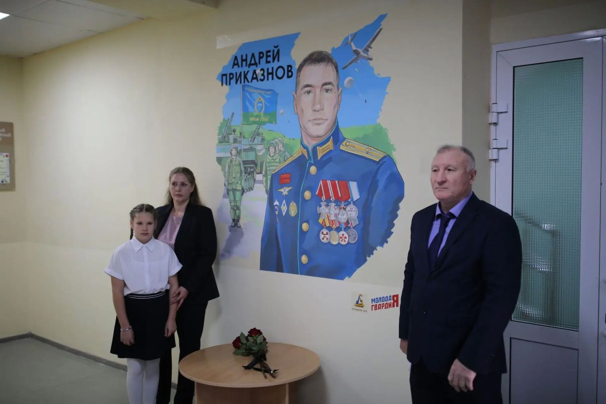 Максим Афанасьев: Сегодня в школе № 43 состоялось знаковое событие: в рамках проекта «Тюменский Герой» был открыт мурал, посвящённый нашему земляку, выпускнику этой школы, гвардии майору Андрею Валерьевичу Приказнову... Максим Афанасьев: Сегодня в школе № 43 состоялось знаковое событие: в рамках проекта «Тюменский Герой» был открыт мурал, посвящённый нашему земляку, выпускнику этой школы, гвардии майору Андрею Валерьевичу Приказнову...